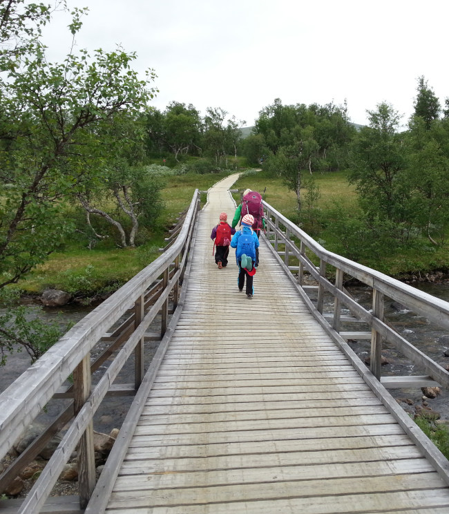 gångbro på vandringsleden över Storulvån