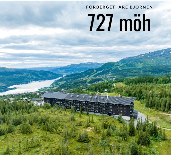 sommarbild från Förberget mot Åre Björnen med Copperhill Mountain Lodge i förgrunden