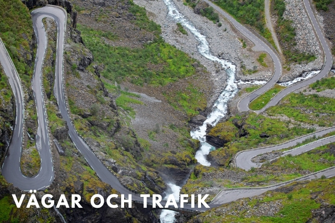 slingrig och brant bilväg i norge som heter trollstigen