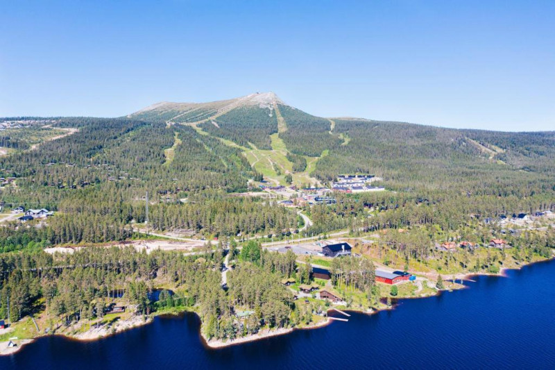 Flygfoto över Lofsdalen med fjällhotellet