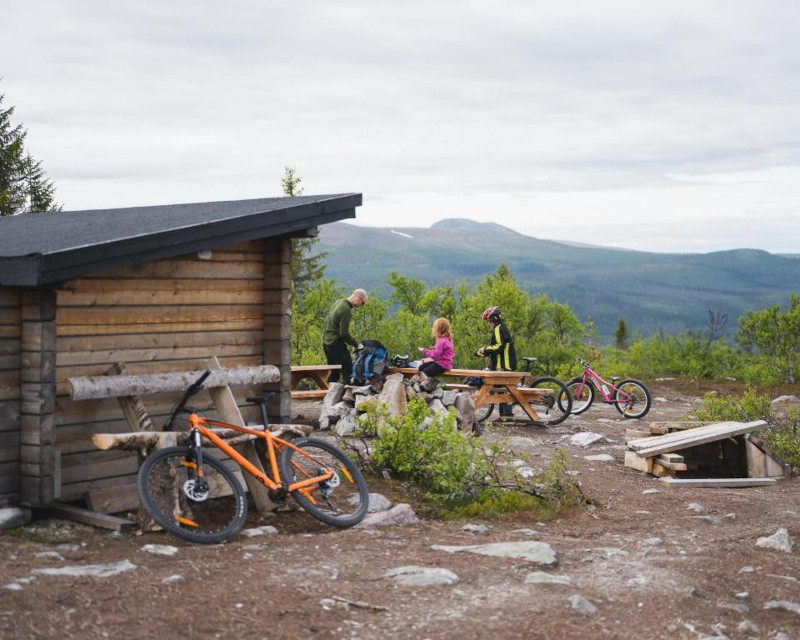 Fikapaus på fjällcykling med mountainbikes i Lofsdalen