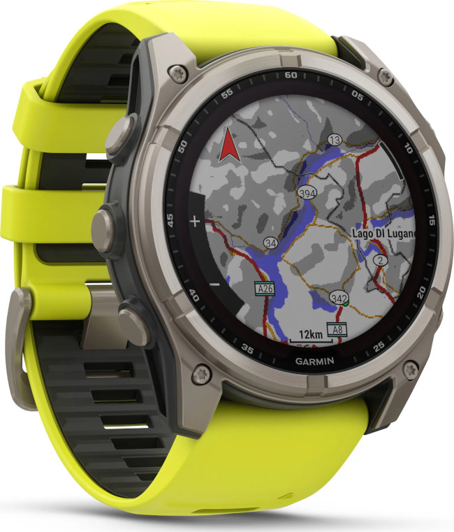 Garmin Fenix 8 Solar, gult armband, urtavla visar karta med fjälltoppar