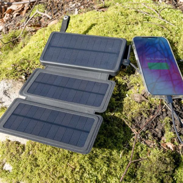 Linocell solcellsladdade powerbank på en mossklädd sten i skogen